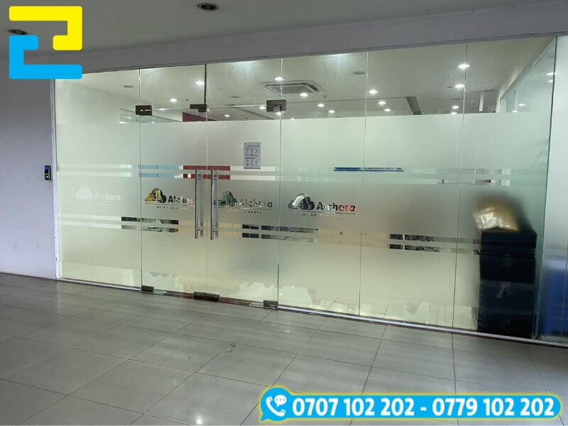 In decal dán kính mờ logo công ty kết hợp logo sắc nét và mảng mờ tạo điểm nhấn, tăng tính chuyên nghiệp và bảo mật cho không gian văn phòng