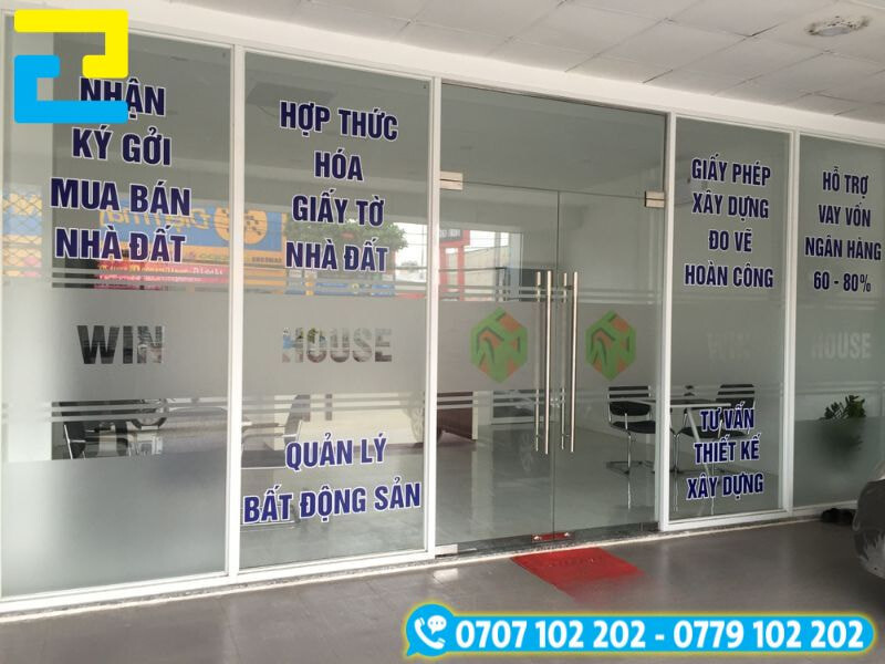 In decal dán kính mờ bất động sản với kết hợp chữ nổi bật trên nền mờ, giúp truyền tải dịch vụ rõ ràng, tăng tính chuyên nghiệp và thu hút khách hàng ngay từ mặt tiền văn phòng.