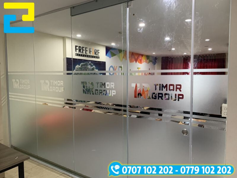 In decal dán kính mờ văn phòng kết hợp cắt chữ logo “TIMOR GROUP” và thiết kế mờ, tạo hiệu ứng tinh tế giúp tăng tính nhận diện thương hiệu