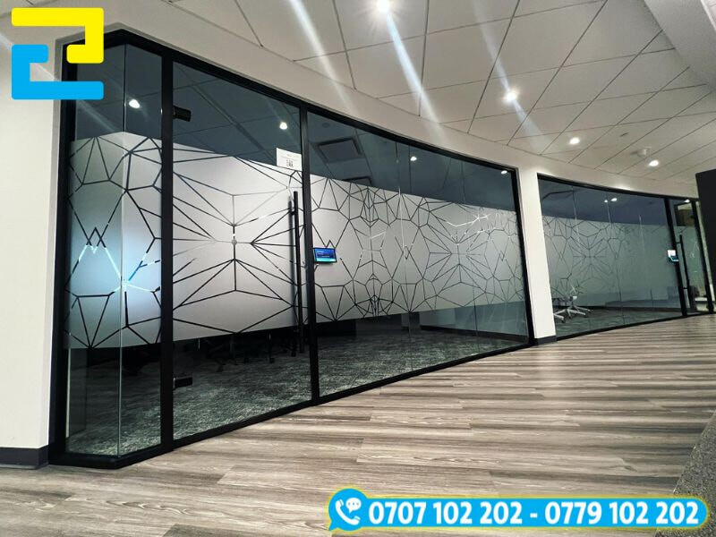 In decal dán kính mờ văn phòng họa tiết hình học hiện đại với hoa văn dạng mạng lưới tạo sự độc đáo cho vách kính vừa đảm bảo tính riêng tư vừa tăng tính thẩm mỹ cho không gian