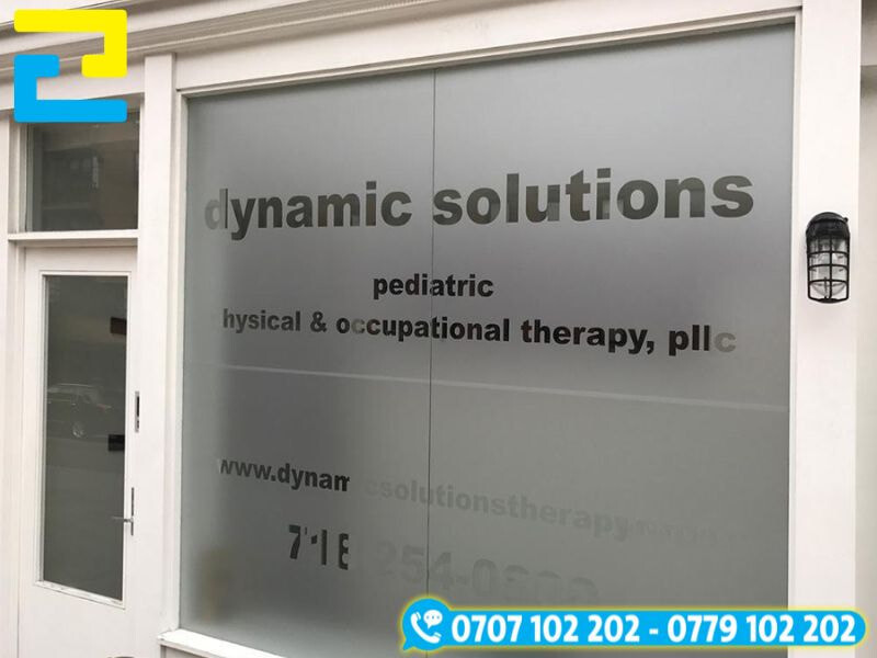 Mẫu in decal dán kính mờ Việt Nam phủ toàn bộ mặt kính, tạo sự riêng tư và tăng tính nhận diện cho văn phòng.