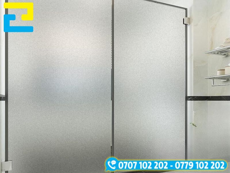 Decal dán kính mờ Trung Quốc với bề mặt mờ nhám đồng đều tăng tính riêng tư cho vách kính phòng, thẩm mỹ và hiện đại