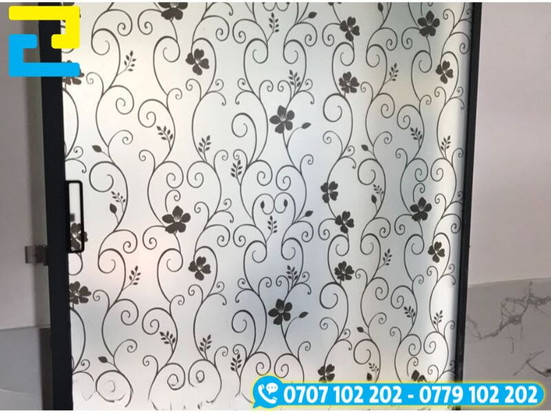 In decal dán kính mờ hoa văn họa tiết hoa lá uốn lượn tinh tế, tạo điểm nhấn cho cửa kính phòng tắm, vách ngăn hoặc không gian nội thất hiện đại