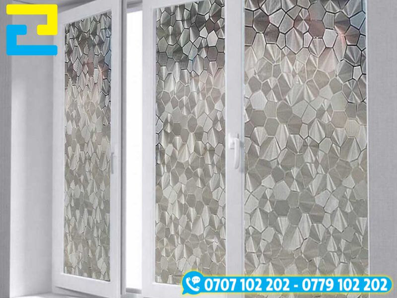 In decal dán kính mờ họa tiết 3D mô phỏng kính vỡ đa giác nổi bật, tăng tính thẩm mỹ và hiệu ứng ánh sáng