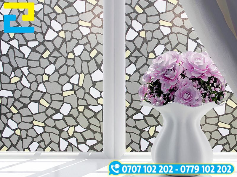 In decal dán kính mờ trang trí họa tiết mosaic màu sắc nhẹ nhàng, kết hợp ánh sáng tự nhiên tạo hiệu ứng nổi bật