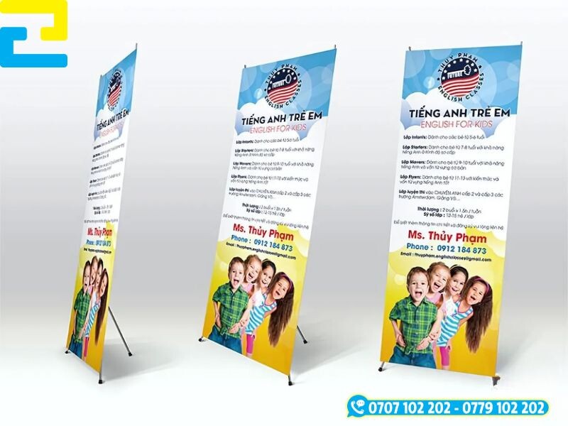 In standee quảng cáo khoá học tiếng anh