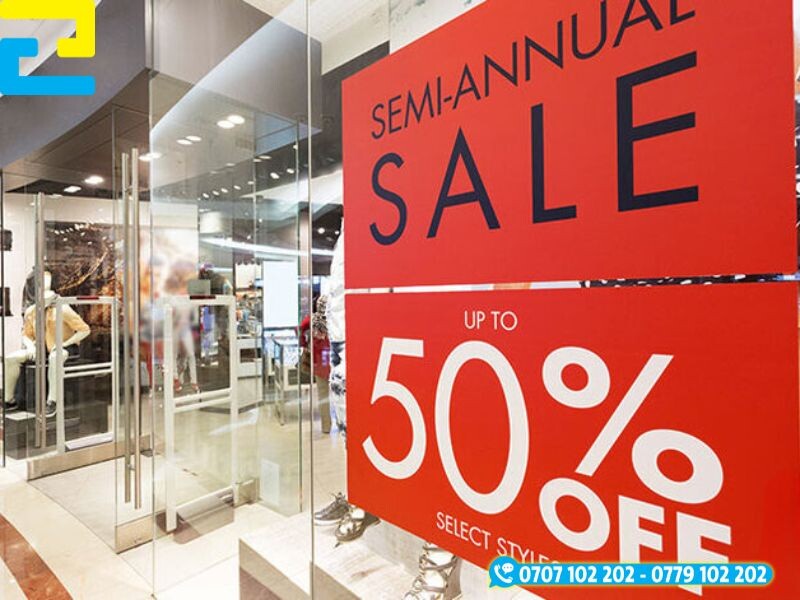 In decal PP ngoài trời có keo dán kính tại cửa hàng quần áo