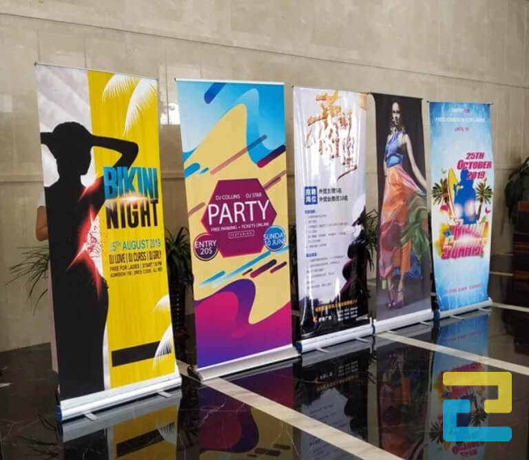 Mẫu standee cuốn sau khi được lắp đặt được sử dụng để quảng cáo sự kiện