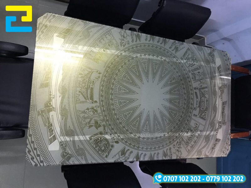 Bàn ăn cơm chất liệu kính in uv hình trống đồng