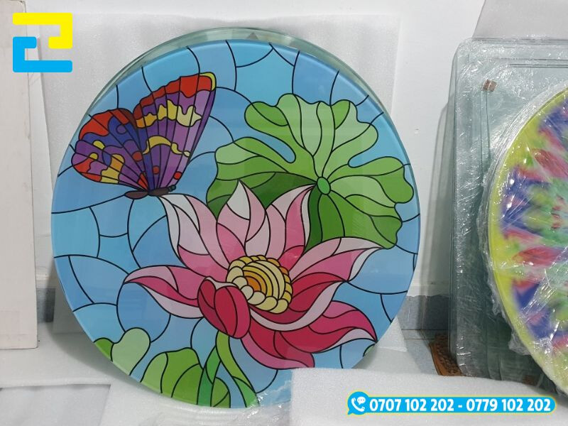 Mặt bàn kính được in bằng công nghệ in UV