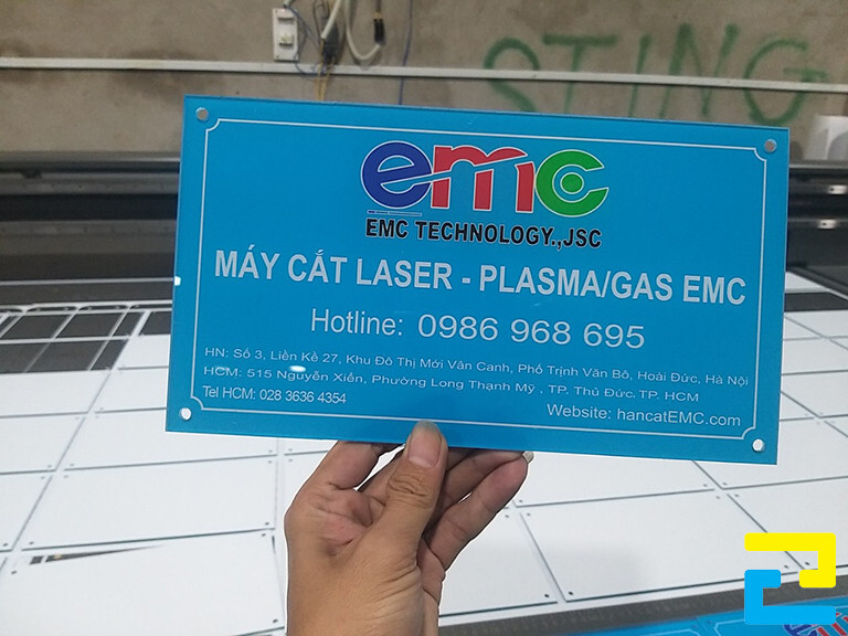 Mẫu 13: Bảng hiệu được in trên chất liệu mica xanh dương, kích thước bảng hiệu công ty là 30 x 20cm