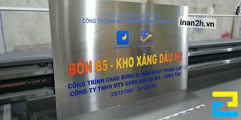 Mẫu 11: Bảng hiệu công ty đẹp được in trên chất liệu nhôm, in một lớp mực UV, có kích thước 80 x 50 cm