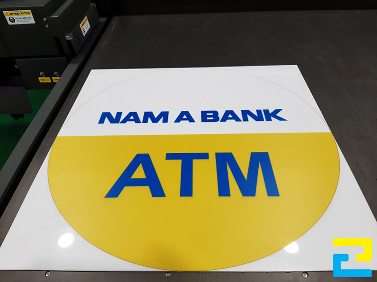 Mẫu 4: Biển hiệu Ngân Hàng TMCP Nam Á được in bằng máy in UV phẳng hiện đại, in trên chất liệu mica trắng