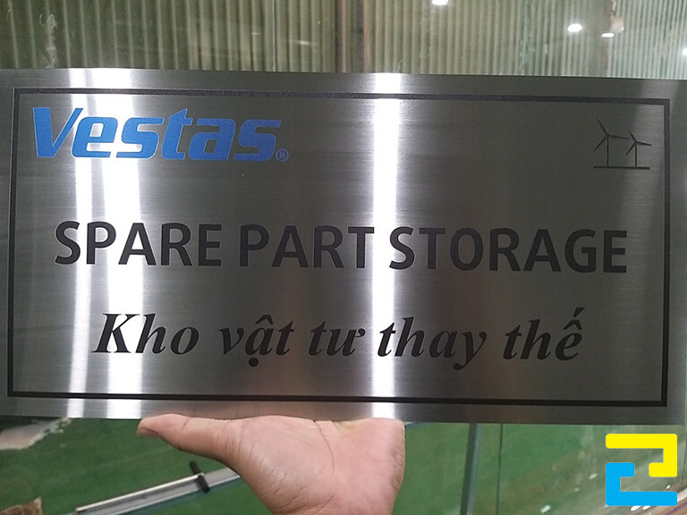 Mẫu 6: Bảng hiệu công ty xây dựng được sản xuất bằng máy in UV phẳng, in trên chất liệu inox 304