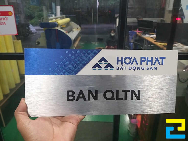 Mẫu 7: Bảng hiệu công ty bất động sản được in trên chất liệu alu, in một lớp màu