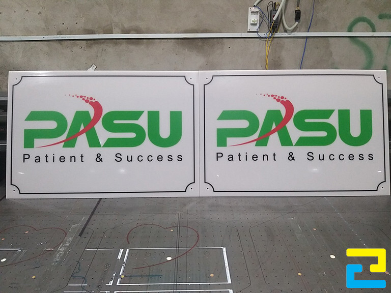 Mẫu 8: Bảng hiệu công ty giống vật nuôi được in bằng máy in UV phẳng hiện đại, in trên chất liệu alu trắng sữa