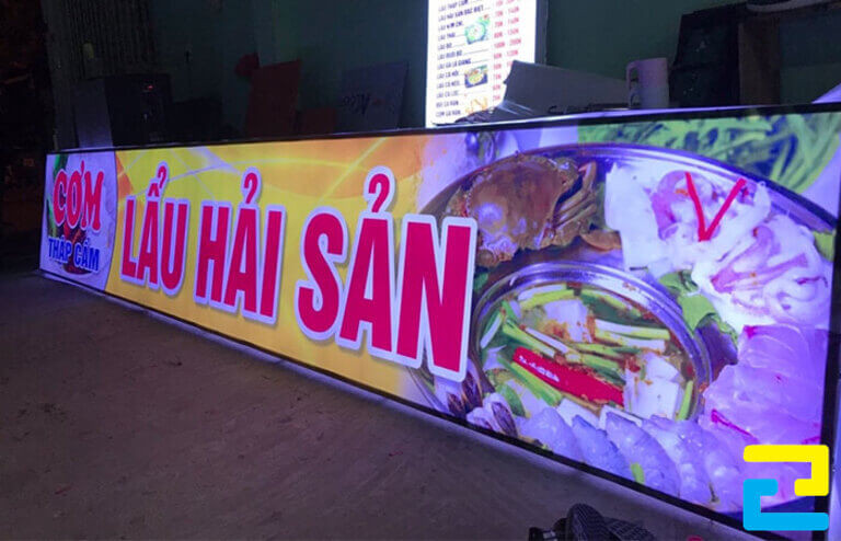 In hộp đèn ngoài trời nên chọn in bạt hiflex xuyên sáng