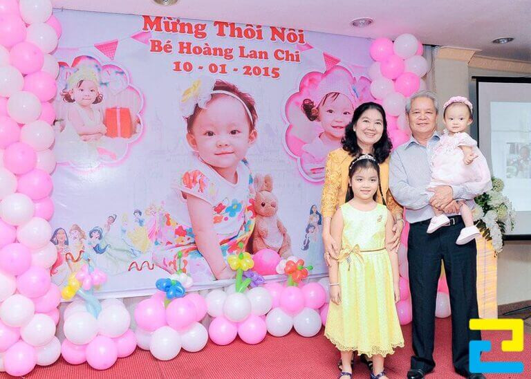 Mẫu phông bạt sân khấu sự kiện thôi nôi em bé