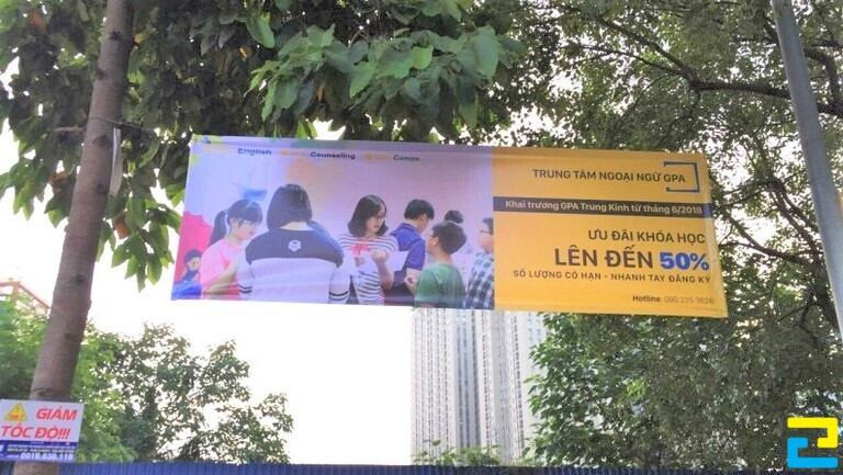 In băng rôn tuyển sinh