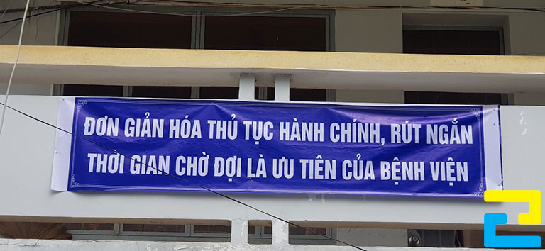 Băng rôn tuyên truyền khổ lớn được treo trên tòa nhà