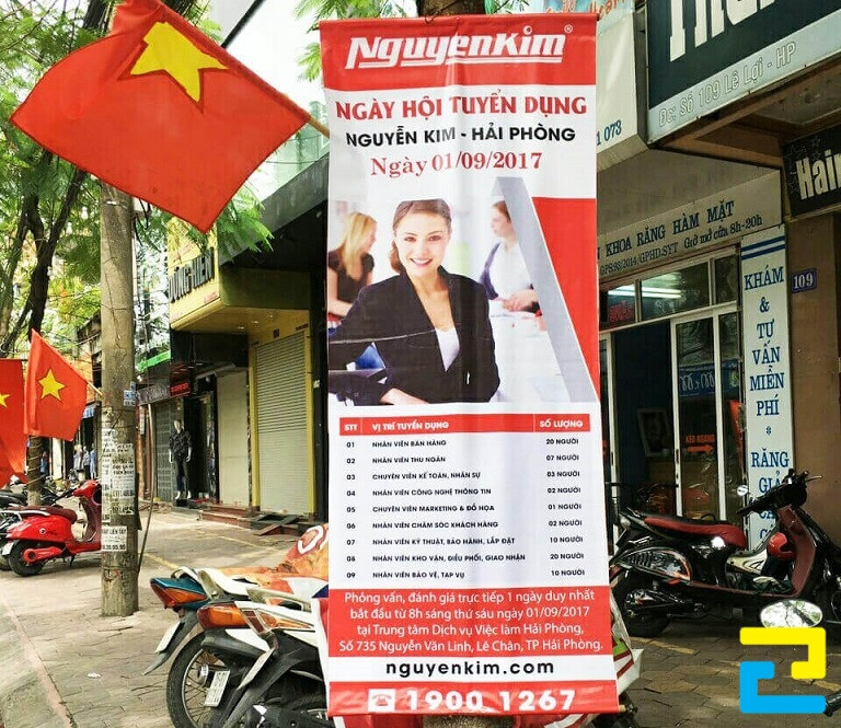 Mẫu băng rôn tuyển dụng dọc