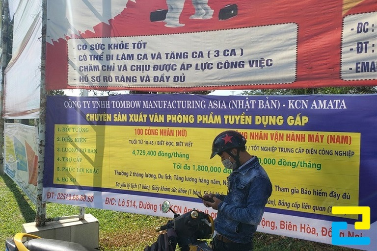 Băng rôn tuyển dụng thể hiện rõ thông tin, vị trí đang cần tuyển của một đơn vị