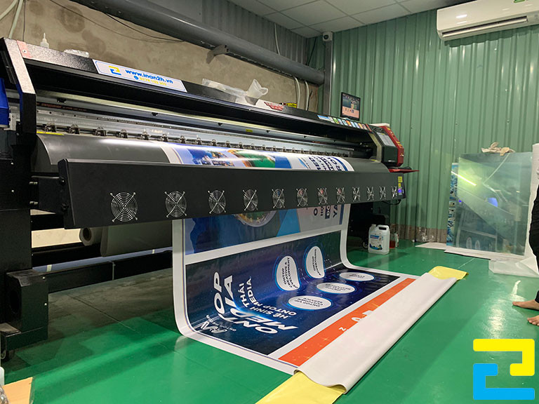 Máy in UV cuộn khổ lớn tại xưởng In Ấn Quảng Cáo 2H