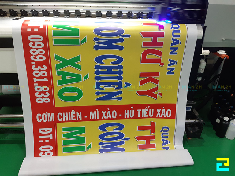 Băng rôn được in bằng máy in UV sẽ có giá thành cao hơn, bù lại chất lượng bản in sẽ tuyệt vời hơn