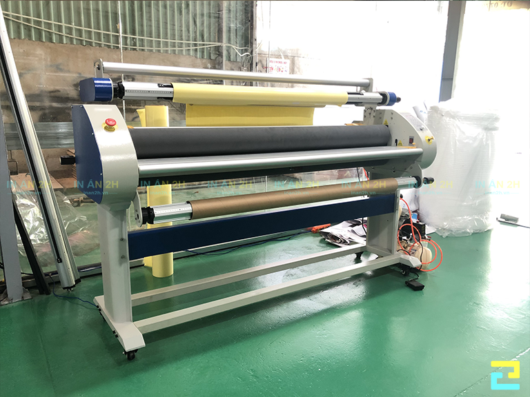 Máy gia công cán màng cho băng rôn tại xưởng của Công Ty In Ấn Quảng Cáo 2H