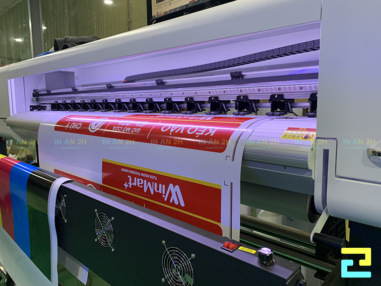 Giá thành in biển tên bằng công nghệ in UV khá cao, bù lại chất lượng bản in sẽ tuyệt vời hơn