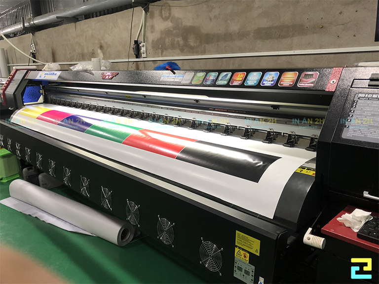 Máy in UV có thể sản xuất ấn phẩm in bạt hiflex có độ bền màu lâu lên đến 10 năm nếu đặt bạt ở trong nhà