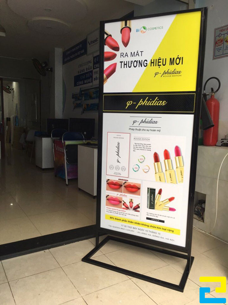 In standee ra mắt thương hiệu mới