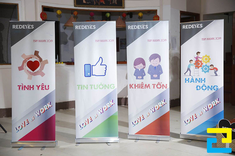 In standee kích thước 60 x 160 cm