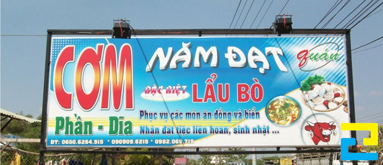 In bảng hiệu quán cơm Năm Đạt