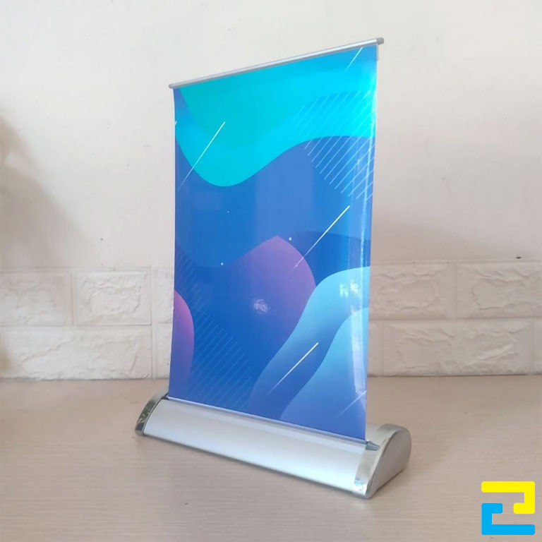 Standee cuốn nhôm để bàn thường có kích thước nhỏ gọn