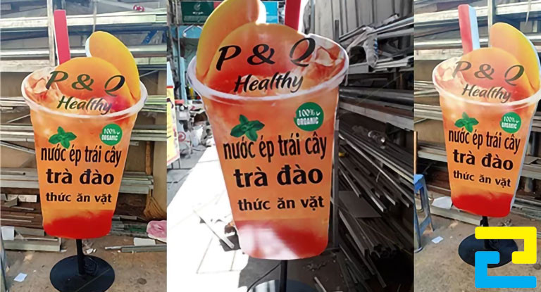 Sản phẩm standee quảng cáo trà đào được in bằng mực dầu sẽ có giá thành in rẻ hơn so với mực in UV