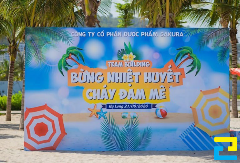 Backdrop team building thường được treo ở ngoài trời