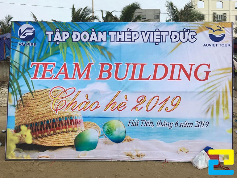 Quý khách đến Công Ty để nhận ấn phẩm backdrop của mình, hoặc có thể yêu cầu công ty giao hàng tận nơi