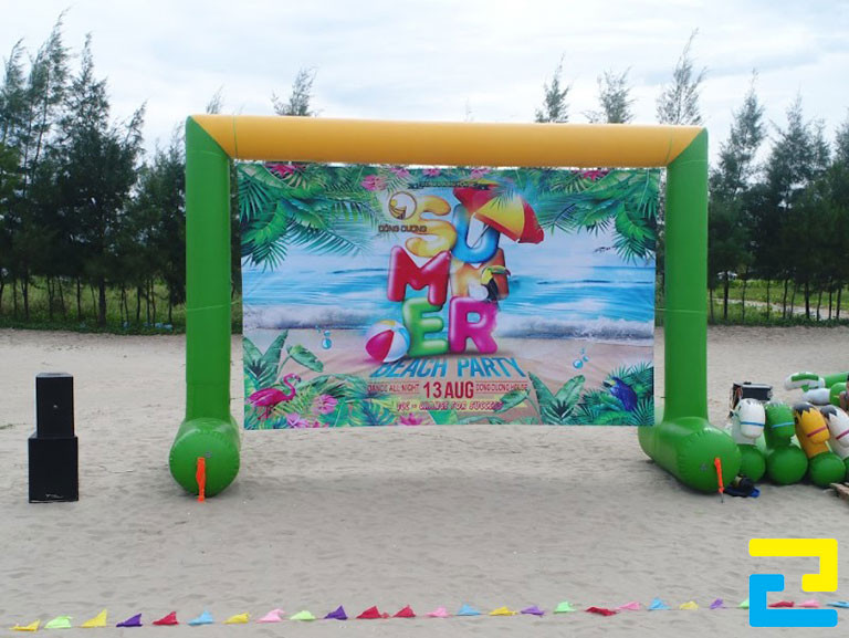 Khi backdrop đã được in xong, nhân viên sẽ tiến hành gia công ấn phẩm theo yêu cầu của quý khách