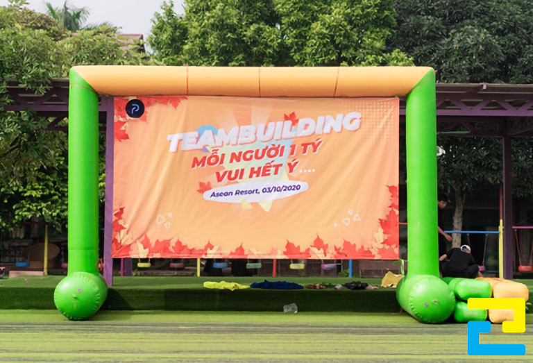 Backdrop building thường được ứng dụng để làm phông nền cho sự kiện team building 