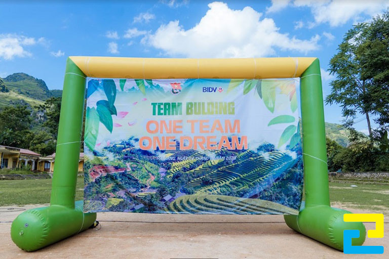 Thông điệp được thể hiện trên mẫu backdrop team building bãi biển phải ngắn gọn, dễ nắm bắt