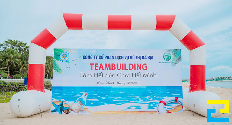 Quý khách nên lựa chọn những kiểu chữ mang phong cách truyền cảm hứng vui vẻ và sôi động cho backdrop