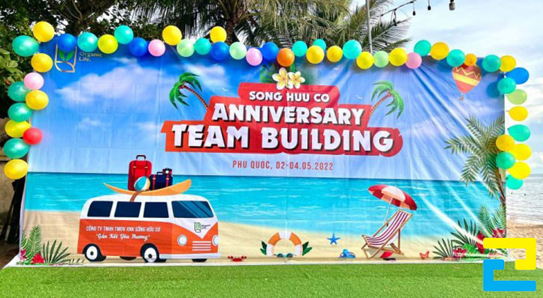 Nếu team building background được đặt ở ngoài trời, quý khách nên lựa chọn mực dầu hoặc mực UV để in