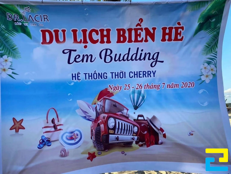 Quý khách có thể yêu cầu đơn vị gia công đóng khoen ở bốn góc của backdrop để giúp cho việc treo ấn phẩm được dễ dàng hơn