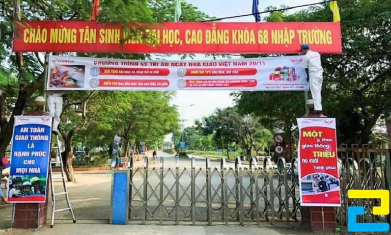 Mẫu băng rôn treo trước cổng trường đại học