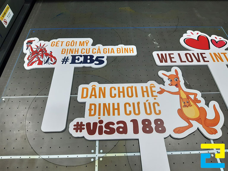 In bảng hashtag cầm tay PP cán Format chương trình định cư Úc, Mỹ