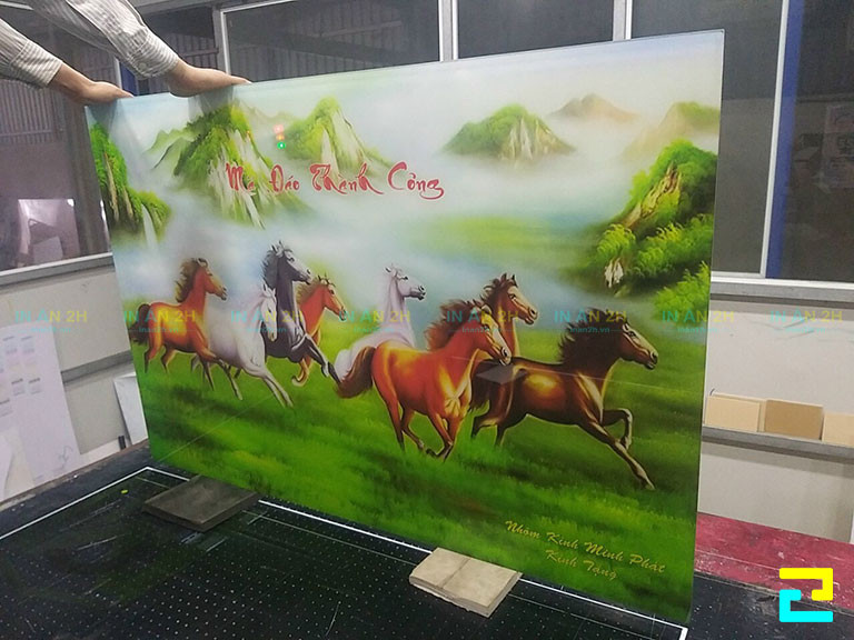 In tranh kính cho DNTN Nhôm Kính Minh Phát làm quà tặng đối tác