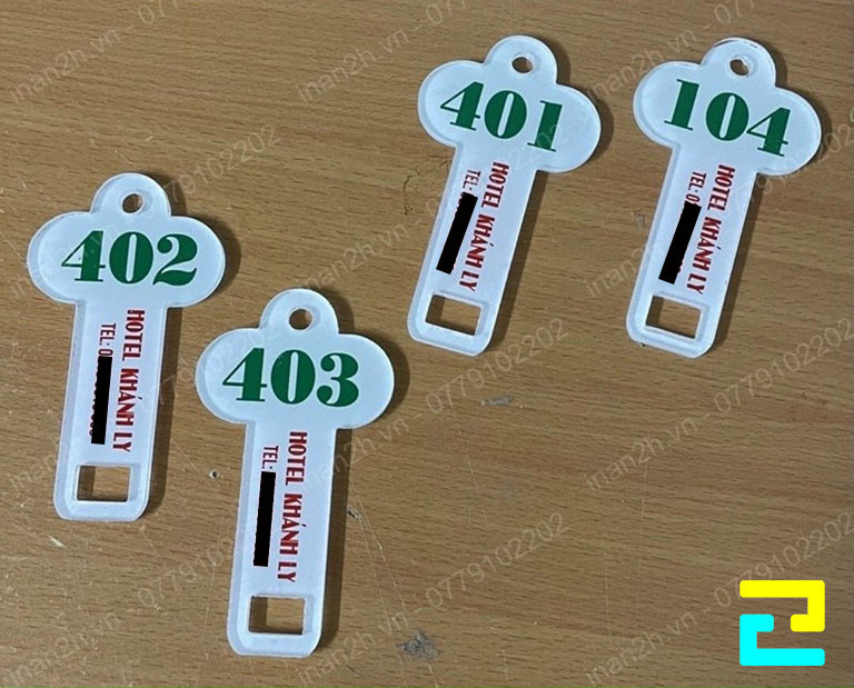 In bảng hashtag cầm tay mica cho khách sạn Khánh Ly tại phường 5, Phú Nhuận