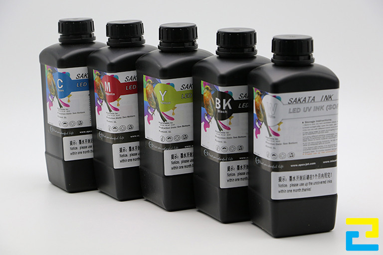 Mực UV có đặc điểm khác với mực dầu đó là màu sắc in sẽ tươi tắn và rực rỡ hơn, đồng thời có độ bền màu lâu hơn