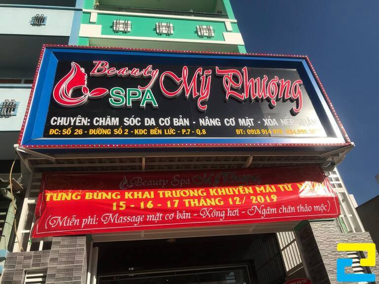 Mẫu 1: Băng rôn khai trương được thiết kế đơn giản với nền đỏ - chữ vàng, trắng